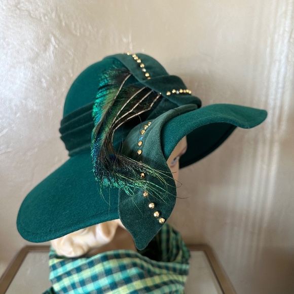 SENSATIONAL DESIGNER 1950\'s GREEN FELT WIDE BRIM HAT WITH METAL STUDS & FEATHERS main image 8
